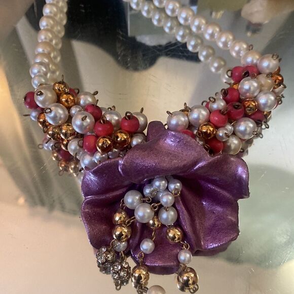 Carolee Vintage necklace with faux pearls and almost clay like flower bulb. - Picture 5 of 9